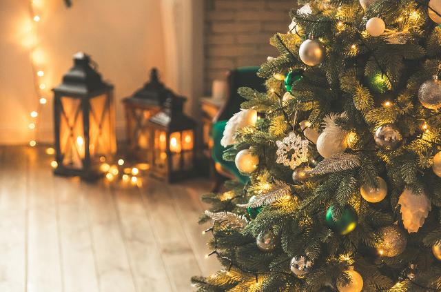 La produzione di un albero di Natale artificiale implica processi tecnologici avanzati... - Ph © Levgenii Meyer tramite Canva.com