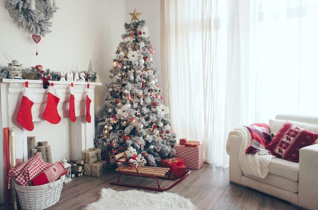 Un albero artificiale può essere riutilizzato anno dopo anno... - Ph © Alena Ozerova tramite Canva.com