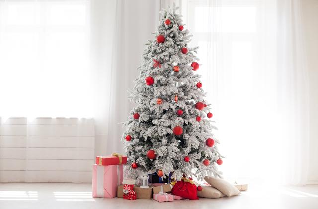 Scegliere la forma e la dimensione del proprio albero di Natale artificiale è uno dei passi fondamentali... - Ph © Dmitrii Simakov tramite Canva.com