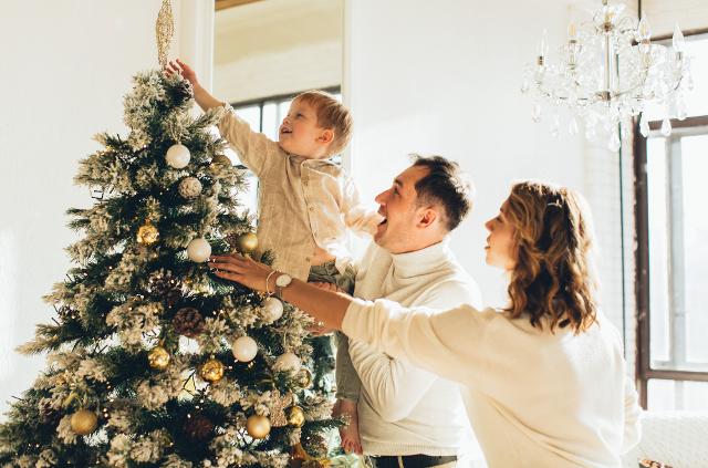 Decorare l'albero di Natale è un rito che trasforma un semplice oggetto in un simbolo carico di significato e magia...