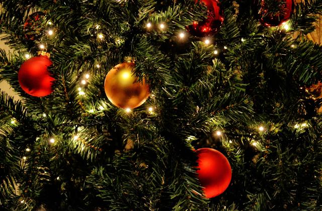 Il 61% degli italiani resta fedele all'albero classico, con palline rosse, oro, campanelle e ghirlande...