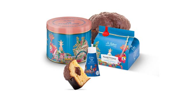 Il nuovo panettone alla Gianduia Di Stefano con la pratica sac à poche piena di crema al cioccolato Il nuovo panettone alla Gianduia Di Stefano con la pratica sac à poche piena di crema al cioccolato