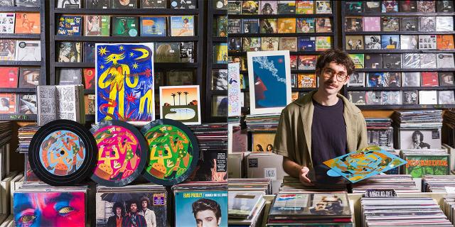 L'illustratore e cantautore catanese Adriano Di Mauro, autore della Capsule Collection Di Stefano del Natale 2024 L'illustratore e cantautore catanese Adriano Di Mauro, autore della Capsule Collection Di Stefano del Natale 2024