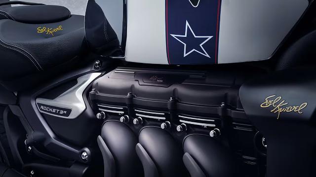 Ogni Rocket 3 Evel Knievel sfoggia una piastra del coperchio distribuzione numerata con finitura in nero e oro e il logo Evel Knievel inciso al laser.