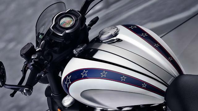 Il cuore del design della Rocket 3 Evel Knievel è uno splendido serbatoio cromato con l'inconfondibile grafica a stelle e strisce di Knievel su una base bianca immacolata, uno stile ispirato alle sue tute e alle sue moto leggendarie.