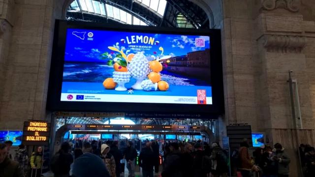 La campagna pubblicitaria digitale dedicata al Limone di Siracusa IGP nella Stazione di Milano Centrale