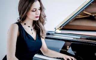 La pianista austriaca Mitra Kotte nella Sala delle Verifiche dello Steri a Palermo
