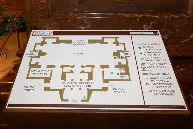 Mappa tattile con planimetria a rilievo e testo in Braille del Teatro Massimo di Palermo - ph® Rosellina Garbo