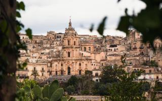 Modica accelera sulla transizione energetica: il modello siciliano contro i picchi di calore