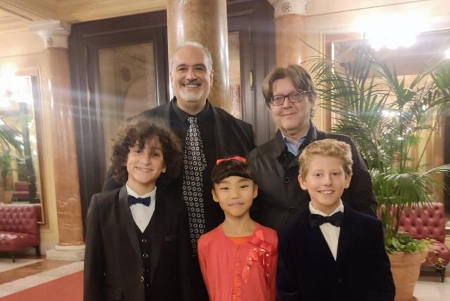 I maestri Michele De Luca e Marco Betta insieme a tre giovani promesse della Massimo Kids Orchestra