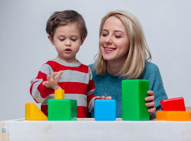 I cubi impilabili dai colori vivaci aiutano i bambini a migliorare la percezione dei colori e delle dimensioni...