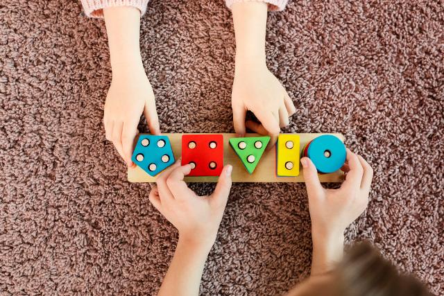 I giochi di incastro, in cui i bambini devono inserire i pezzi nei fori corrispondenti, tipo puzzle, stimolano la discriminazione visiva identificando forme e colori...