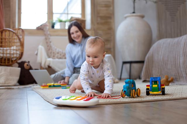 I giocattoli con luci e suoni lampeggianti aiutano a stimolare la risposta visiva dei bambini...