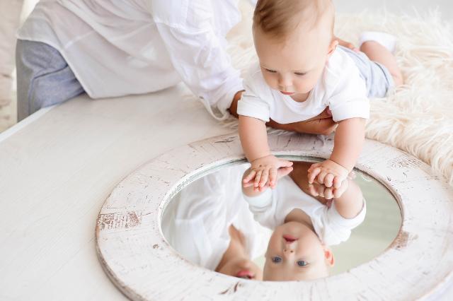Gli specchi per bambini favoriscono il riconoscimento visivo e l'esplorazione facciale...