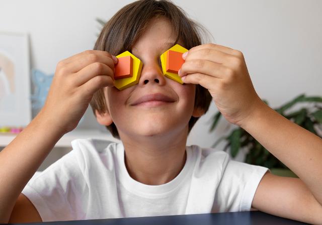 Esistono diversi tipi di giocattoli specificamente progettati per stimolare la visione nei bambini: alcuni aiutano a migliorare la messa a fuoco e la percezione dei colori, mentre altri favoriscono la distinzione di forme e dimensioni...