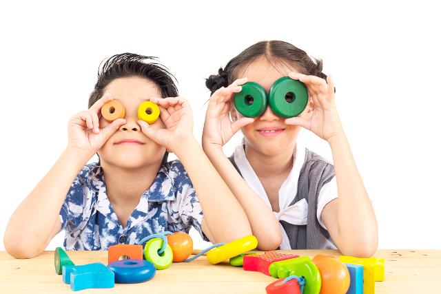 Sapevi che alcuni giocattoli aiutano lo sviluppo della vista dei bambini?