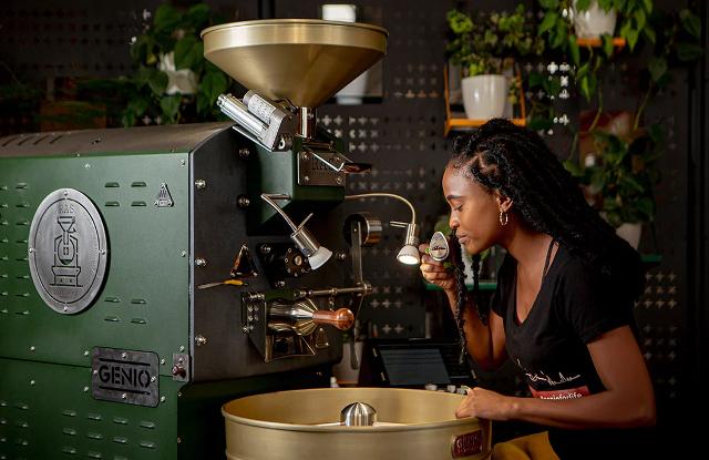 Venti tra le migliori micro roastery di tutta Italia si presenteranno al pubblico del Palermo Coffee Festival attraverso slot di degustazioni gratuite di Specialty Coffee all'interno dell'area Roasters Village... Venti tra le migliori micro roastery di tutta Italia si presenteranno al pubblico del Palermo Coffee Festival attraverso slot di degustazioni gratuite di Specialty Coffee all'interno dell'area Roasters Village...