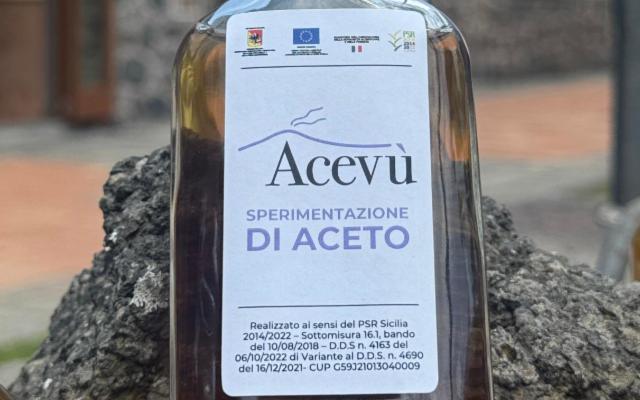 Vi presentiamo il primo aceto biologico vulcanico dell'Etna