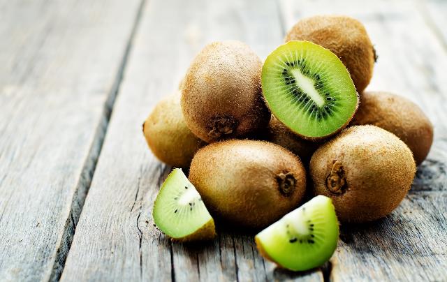 Il kiwi è ricco di vitamina C e ha un'elevata quantità di fibra alimentare...