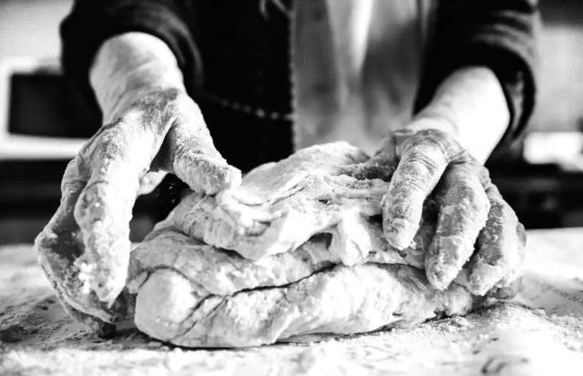 "Le donne di San Giovanni Gemini, a 102 anni impastano ancora il pane seguendo ricette ancestrali..." "Le donne di San Giovanni Gemini, a 102 anni impastano ancora il pane seguendo ricette ancestrali..."
