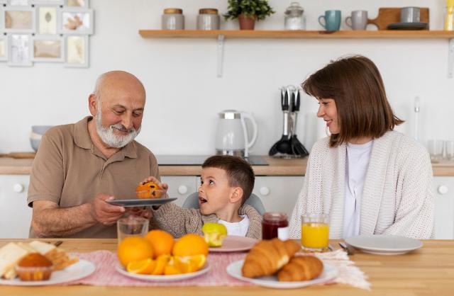 Oltre la metà dei nonni (52%) dichiara che la merenda è una scelta condivisa tra loro e i nipoti...