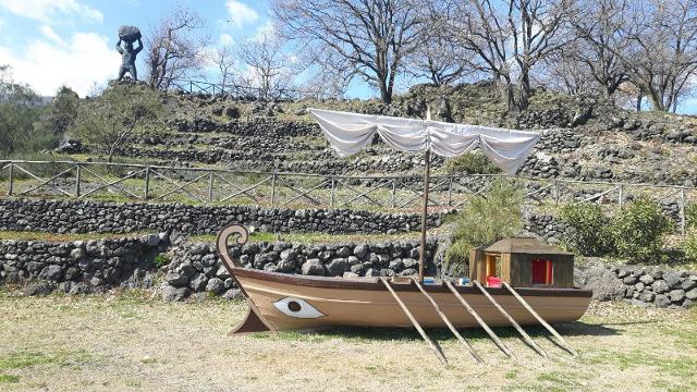 Polifemo che scaglia il masso alla nave di Ulisse - Parco dei Miti di Zafferana Etnea