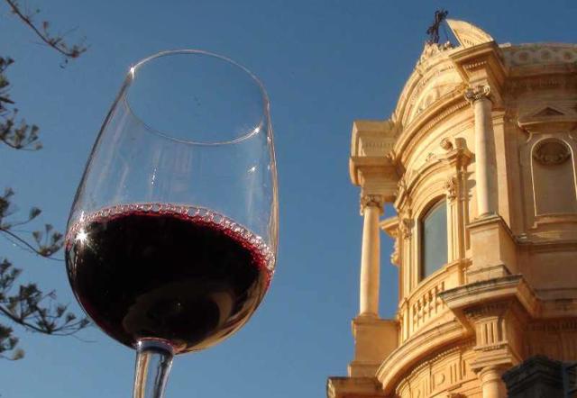 Nel calice, il Nero d'Avola si riconosce subito...