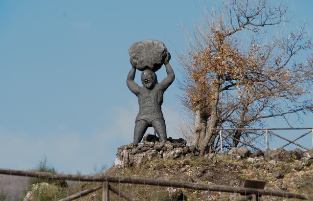 Polifemo che scaglia il masso alla nave di Ulisse - Parco dei Miti di Zafferana Etnea