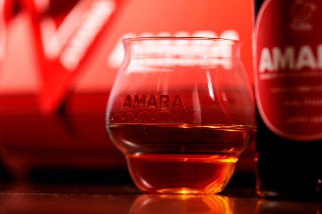 Amaro Amara, il celebre liquore siciliano nato dall'incontro tra l'Arancia Rossa di Sicilia IGP e il suolo vulcanico dell'Etna