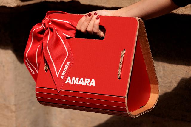 La borsa in cartone riciclato, pensata per essere riutilizzata, dal design minimale e raffinato - ph Fabio Florio