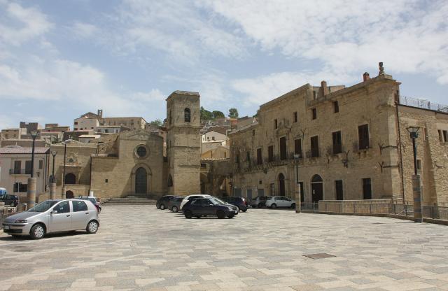 Assoro, piazza Marconi - Foto di Davide Mauro - Opera propria, CC BY-SA 4.0