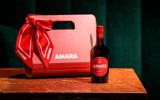 Il cofanetto Amaro Amare che racchiude l'iconico liquore alle Arance Rosse di Sicilia IGP e un foulard eco luxury ottenuto dagli scarti di lavorazione dell'arancia - ph Fabio Florio