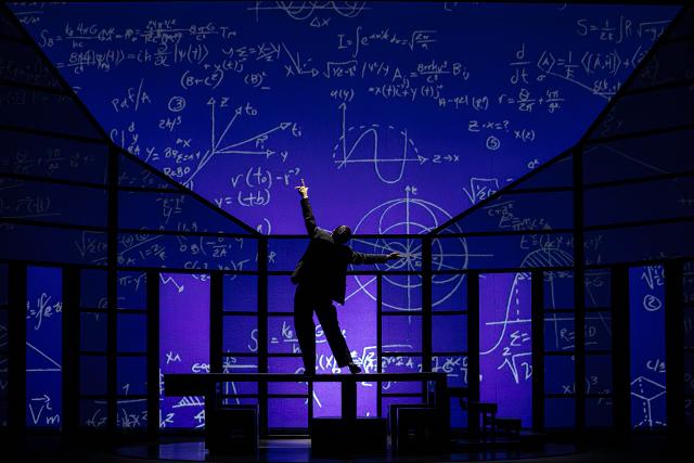 peppino-mazzotta-e-alan-turing-nello-spettacolo-enigma-al-biondo-di-palermo