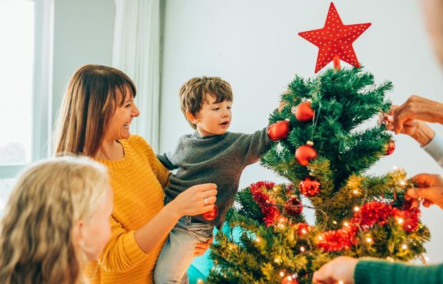 Addobbare l'albero di Natale è un momento che unisce (e quasi mai stressa)...