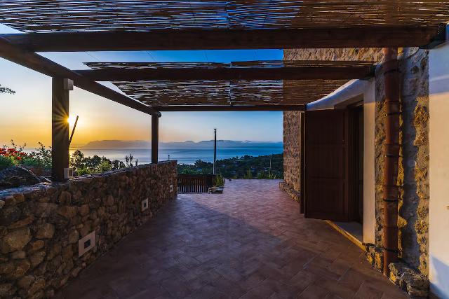 Per Roberto (host Casa sulle colline di Scopello, "Miglior alloggio rurale" Airbnb), accogliere ospiti in casa propria significa continuare il sogno di famiglia e far conoscere la Sicilia più vera a chi arriva da lontano.