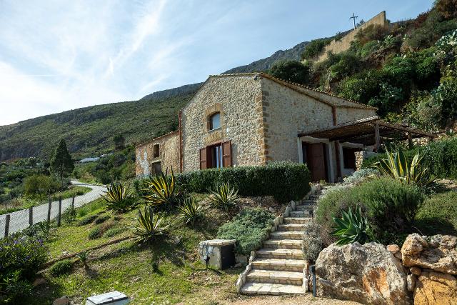 La Casa sulle colline di Scopello - "Miglior alloggio rurale" Airbnb | "Abbiamo iniziato con un rudere. Mi piace ancora chiamarlo così, perché l'ho visto crescere pezzo dopo pezzo."