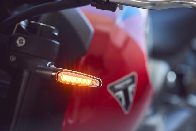 Ogni dettaglio della Trident 800 riflette la cura e l'eccellenza tipiche di Triumph. Il serbatoio da 14 litri, la sella sagomata e il terminali rialzato creano un equilibrio perfetto tra funzionalità ed estetica.