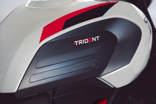 Nella nuova Triumph Trident 800, il serbatoio muscoloso e il codino slanciato creano una silhouette moderna e aggressiva...