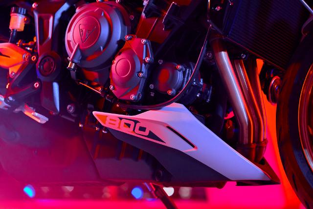 Il propulsore a tre cilindri da 798cc rappresenta la sintesi perfetta tra potenza, fluidità e carattere.