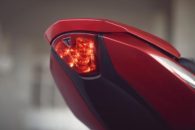 Nella nuova Triumph Trident 800, il serbatoio muscoloso e il codino slanciato creano una silhouette moderna e aggressiva...