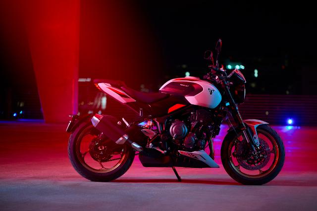 Progettata per garantire massimo divertimento in ogni condizione, la Trident 800 adotta un telaio compatto e leggero e sospensioni Showa regolabili, assicurando una guida precisa, istintiva e ricca di adrenalina.