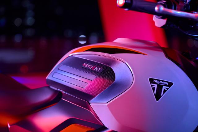 Ogni dettaglio della Trident 800 riflette la cura e l'eccellenza tipiche di Triumph. Il serbatoio da 14 litri, la sella sagomata e il terminali rialzato creano un equilibrio perfetto tra funzionalità ed estetica