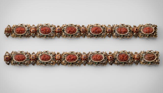 Orafo trapanese seguace di Fra Matteo Bavera, inizio del XVII secolo, bracciali,&nbsp;oro, smalti, corallo e gemme,&nbsp;Trapani, Museo Regionale Agostino Pepoli