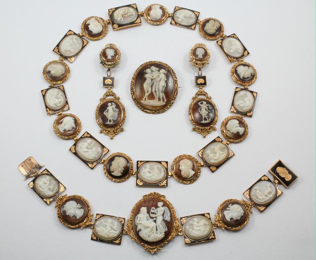 Michele Laudicina (attr.) maestranze orafe trapanesi del XIX secolo, parure, oro, smalti blu e&nbsp;conchiglia, Collezione privata