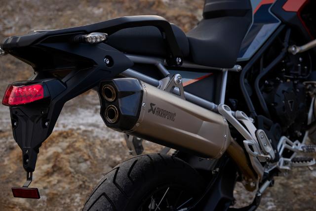 Per la prima volta nella gamma adventure Triumph, le Tiger 900 Alpine e Desert montano di serie il silenziatore Akrapovič.