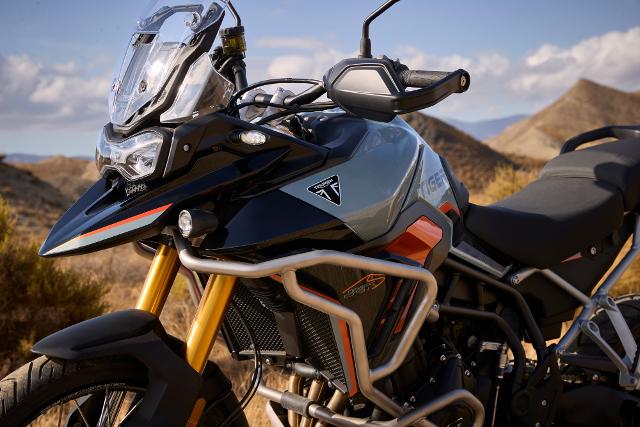 Per le Triumph Alpine e Desert Edition, capacità all-terrain e componentistica di livello superiore