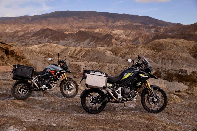Le Triumph Alpine e Desert tornano nel 2026 con un design rinnovato e una vocazione ancora più estrema.