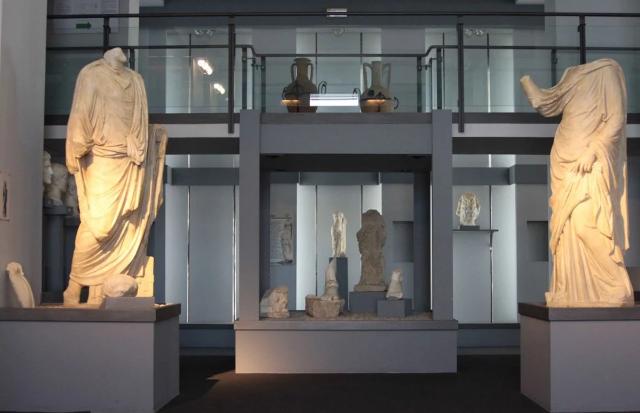 Gruppo statuario all'interno del Museo archeologico di Centuripe