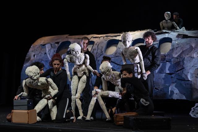 al-teatro-biondo-di-palermo-attori-e-marionette-interpretano-oltre