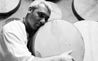 L'atavica vibrazione del cuore della Sicilia arriva dai tamburi di Fabrizio Fazio